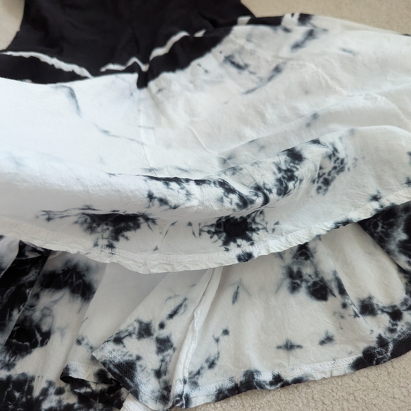 Elegant Black and White Midi Dress - Picture 7 of 7